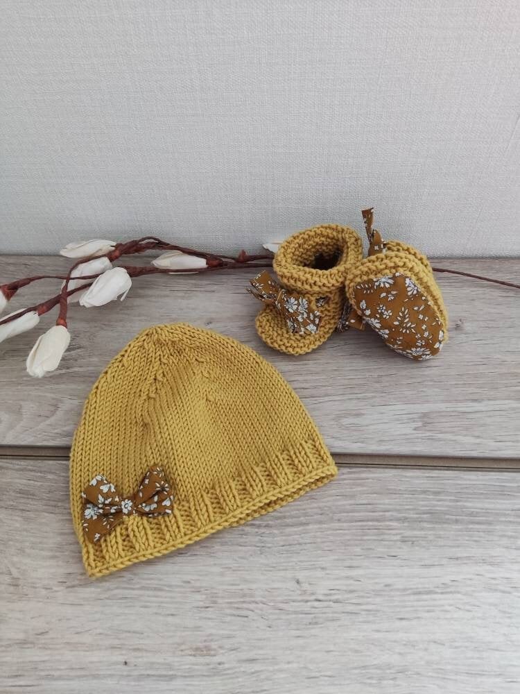 Babymütze Und Hausschuhe Aus Senf-Merinowolle Liberty-stoff von Laineettissu