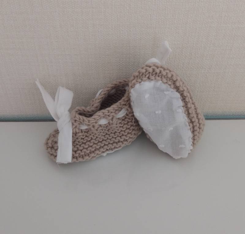 Babypantoffeln Aus Hellbeiger Merinowolle Und Weißem Federstoff von Laineettissu