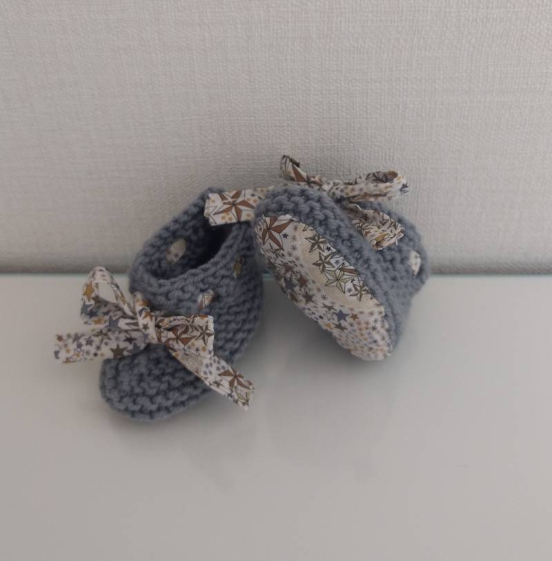Babypantoffeln Gestrickt Aus Merinowolle Graue Maus, Freiheitsstoff Adelajda Braun von Laineettissu