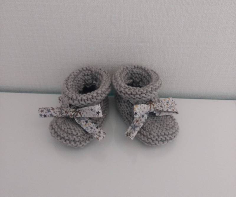 Gestrickte Babyschuhe Aus Taupefarbener Merinowolle Zur Geburt 1 Monat Und Braunem Adelajda-Liberty-stoff Gestrickte Babyschuhe Aus Taupefarbener Merinowolle Zur Geburt 1 Monat Und Braunem Adelajda-Liberty-stoff von Laineettissu