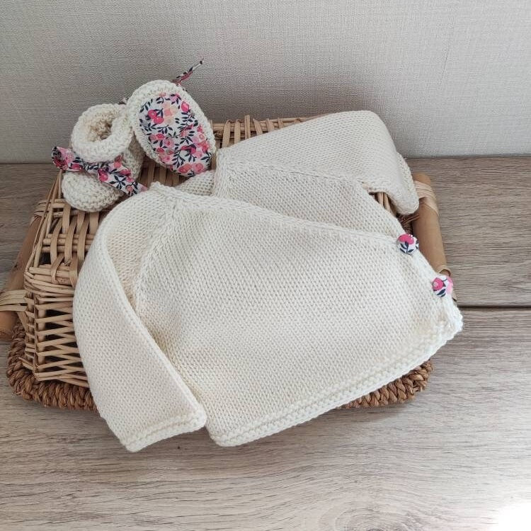 Gestrickter Wickel-Bh Und Passende Booties-Set Aus Cremefarbener Merinowolle Mit Knöpfen Liberty-stoff von Laineettissu