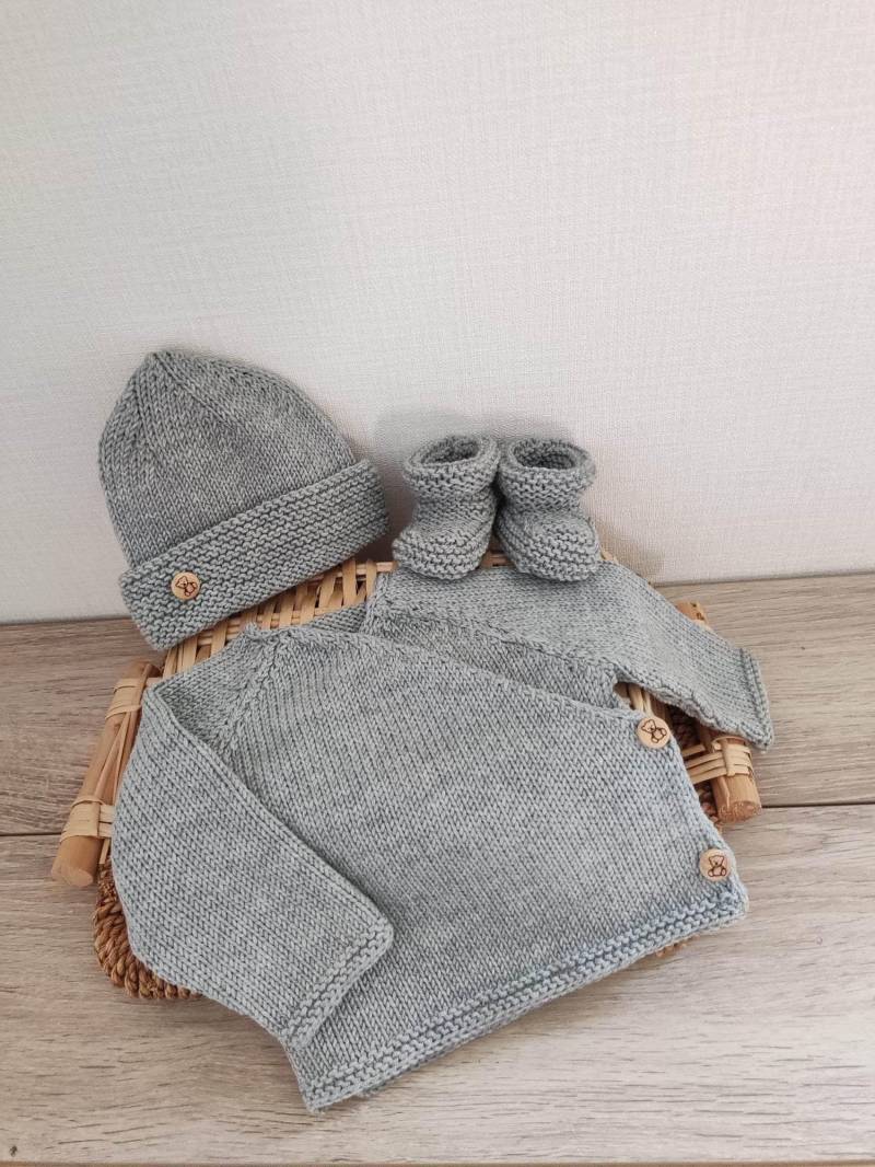 Gestricktes Set Aus Herzförmigem Bh, Mütze Und Passenden Hausschuhen Hellgrauer Merinowolle Holzknöpfen Gestricktes Set Aus Herzförmigem Bh, Mütze Und Passenden Hausschuhen Hellgrauer Merinowolle Holzknöpfen von Laineettissu