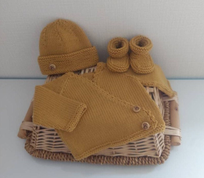 Gestricktes Bralette-Set Mit Wickelmütze Und Passenden Hausschuhen Aus Senffarbener Merinowolle Holzknöpfen Gestricktes Bralette-Set Mit Wickelmütze Und Passenden Hausschuhen Aus Senffarbener Merinowolle Holzknöpfen von Laineettissu