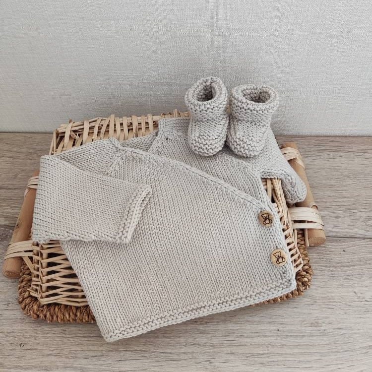 Gestricktes Bralette Und Passende Hausschuhe Aus Beigefarbener Merinowolle Holzknöpfen Gestricktes Bralette Und Passende Hausschuhe Aus Beigefarbener Merinowolle Holzknöpfen von Laineettissu