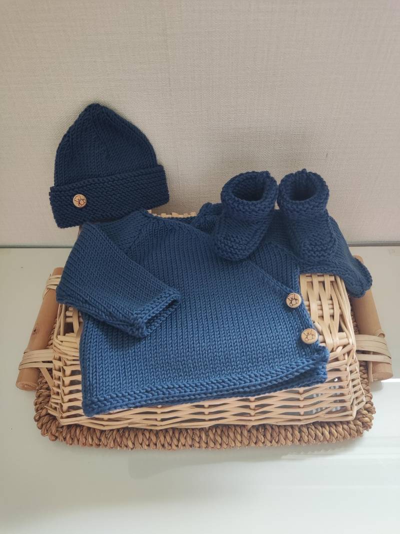 Gestricktes Set Aus Wickel-Bh, Mütze Und Passenden Hausschuhen Türkisfarbener Merinowolle Mit Holzknöpfen Gestricktes Set Aus Wickel-Bh, Mütze Und Passenden Hausschuhen Türkisfarbener Merinowolle Mit Holzknöpfen von Laineettissu