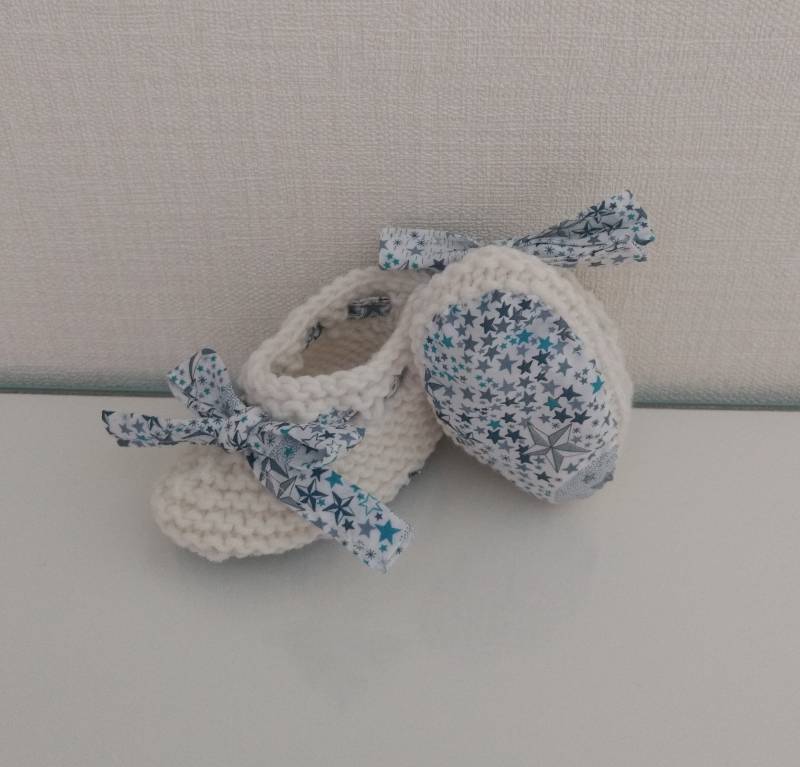 Handgestrickte Baby Layette Hausschuhe Aus Weißer Merinowolle Und Liberty Adelajda Blau Handgestrickte Baby Layette Hausschuhe Aus Weißer Merinowolle Und Liberty Adelajda Blau von Laineettissu