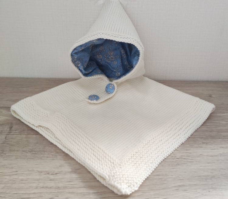 Baby-Kapuzenponcho-Umhang, Handgestrickt Aus Cremefarbener Merinowolle Mit Stoffgefütterter Kapuze von Laineettissu