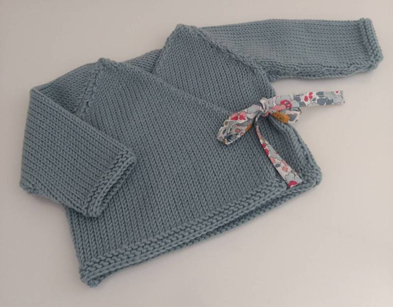 Handgestrickte Baby-Wickeljacke Aus Hellgrüner Merinowolle Und Liberty-stoff von Laineettissu