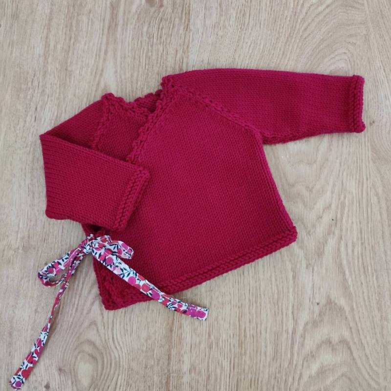 Handgestrickte Baby-Wickeljacke Aus Himbeerfarbener Merinowolle Und Liberty-stoff von Laineettissu