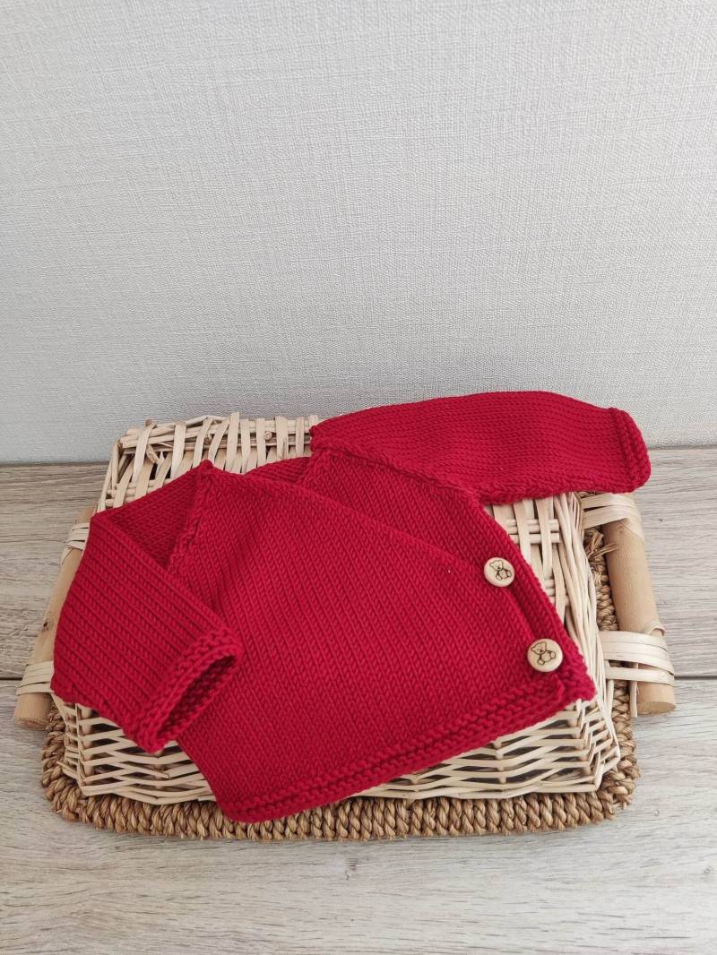 Baby-Wickel-Bh, Handgestrickte Babyausstattung Aus Roter Merinowolle Und Holzknöpfen von Laineettissu