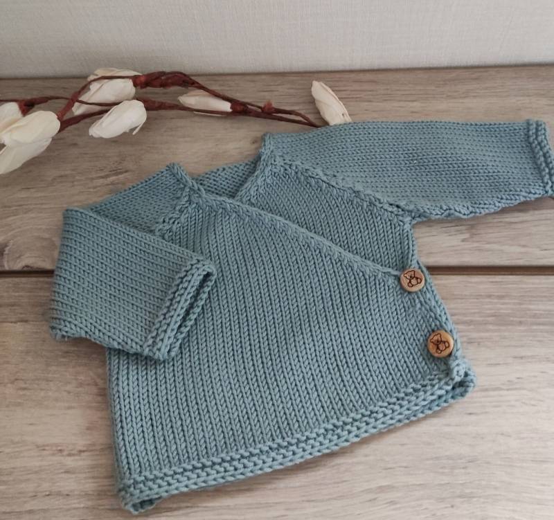 Baby-Wickel-Bh, Handgestrickte Babyausstattung Aus Seladon-Merinowolle Und Holzknöpfen von Laineettissu