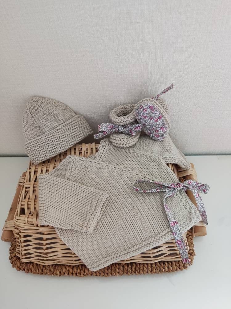 Wickel-Bh-Set Mit Passender Mütze Und Hausschuhen Aus Beiger Merinowolle Liberty-stoff Wickel-Bh-Set Mit Passender Mütze Und Hausschuhen Aus Beiger Merinowolle Liberty-stoff von Laineettissu