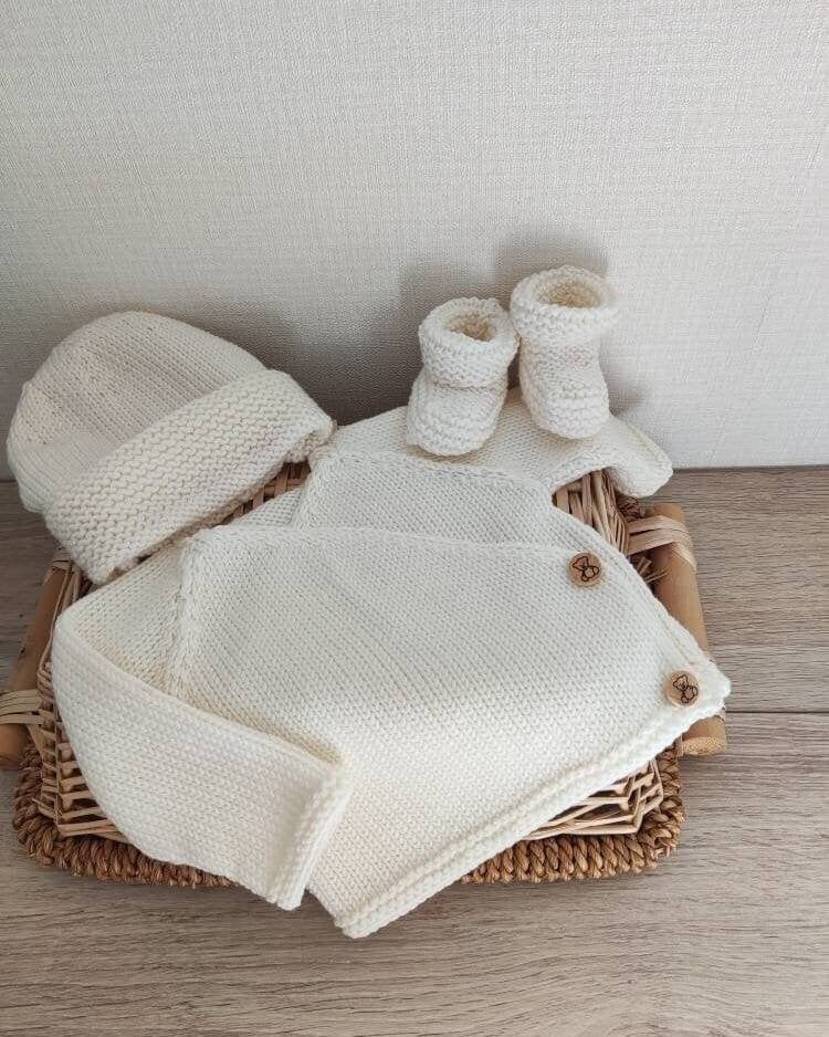Cremefarbenes Wickel-Bralette-Set Aus Merinowolle Mit Passender Mütze Und Hausschuhen Holzknöpfen Cremefarbenes Wickel-Bralette-Set Aus Merinowolle Mit Passender Mütze Und Hausschuhen Holzknöpfen von Laineettissu