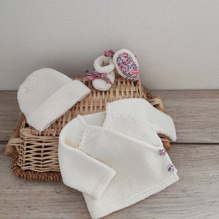 Cremefarbenes Wickel-Bh-Set Aus Merinowolle Mit Passender Mütze Und Hausschuhen Liberty-Knöpfen von Laineettissu