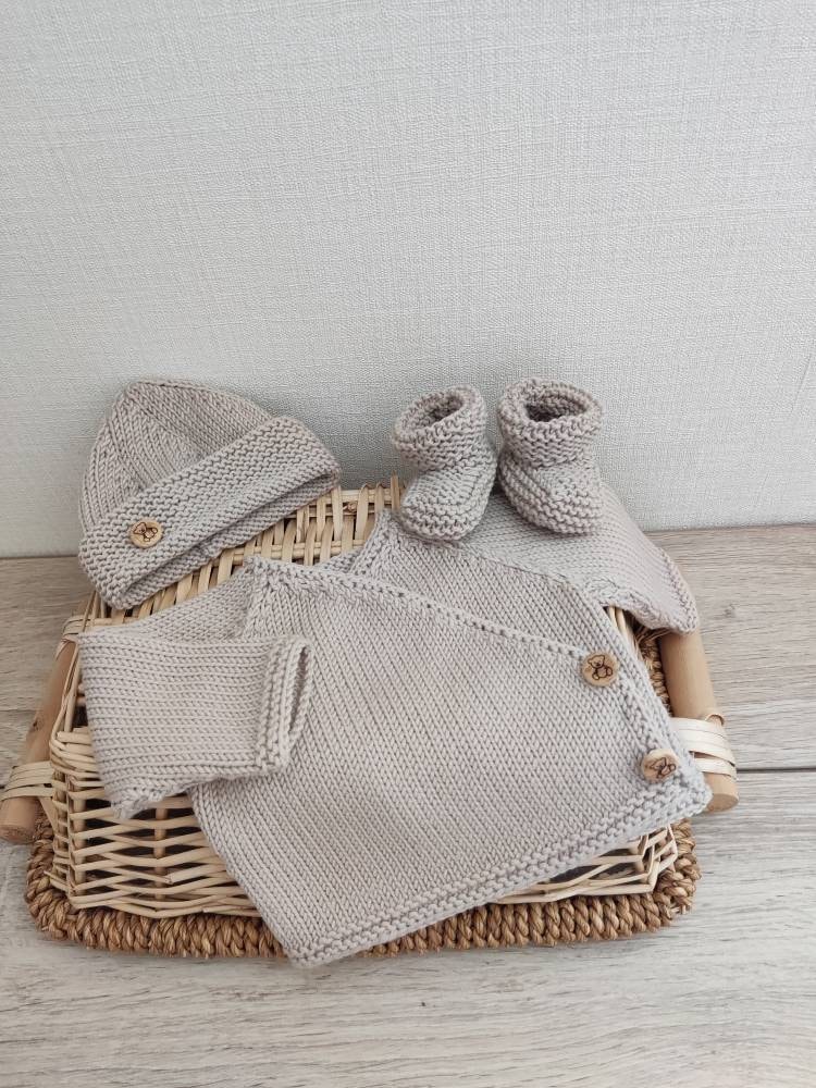 Herzförmiges Wickel-Bh-Set Mit Passender Mütze Und Hausschuhen Aus Hellbeiger Merinowolle Holzknöpfen Herzförmiges Wickel-Bh-Set Mit Passender Mütze Und Hausschuhen Aus Hellbeiger Merinowolle Holzknöpfen von Laineettissu