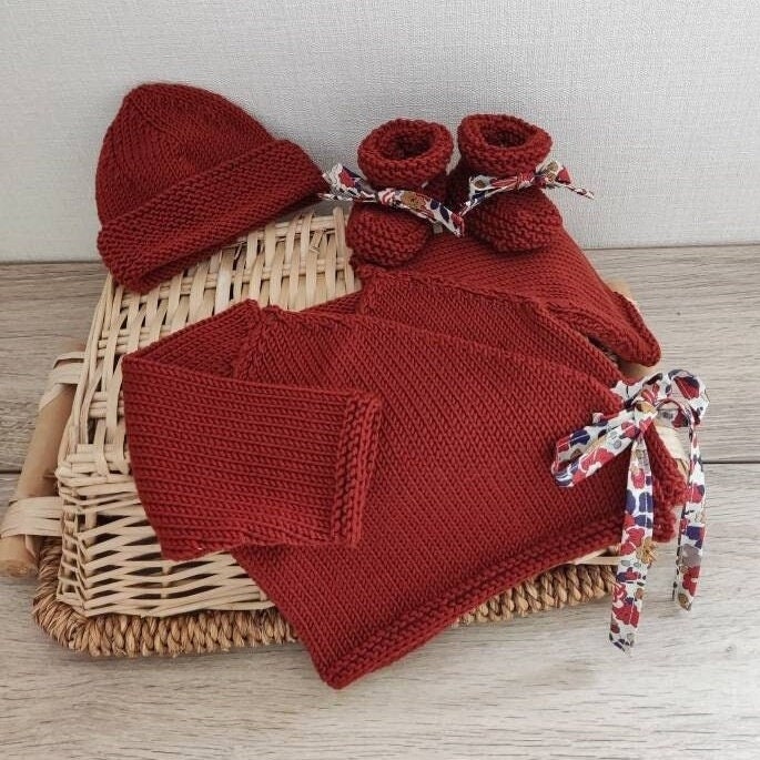 Wickel-Bh-Set Mit Passender Mütze Und Hausschuhen Aus Rostfarbener Merinowolle Liberty-stoff Wickel-Bh-Set Mit Passender Mütze Und Hausschuhen Aus Rostfarbener Merinowolle Liberty-stoff von Laineettissu