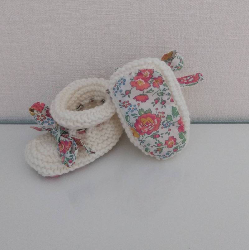 Hohe Babyhausschuhe, Gestrickt Aus Cremefarbener Merinowolle Und Liberty-Felicity-stoff von Laineettissu