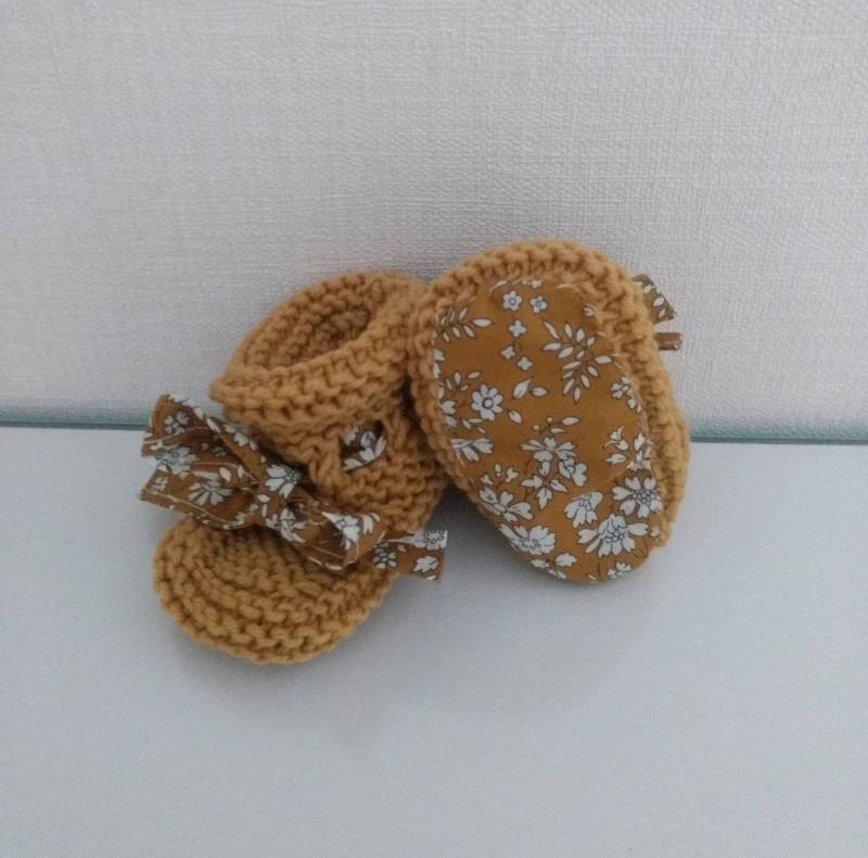 Hohe Babyschuhe Zur Geburt, 1 Monat Alt, Gestrickt Aus Senfgelber Merinowolle Und Liberty-Capel-stoff Hohe Babyschuhe Zur Geburt, 1 Monat Alt, Gestrickt Aus Senfgelber Merinowolle Und Liberty-Capel-stoff von Laineettissu