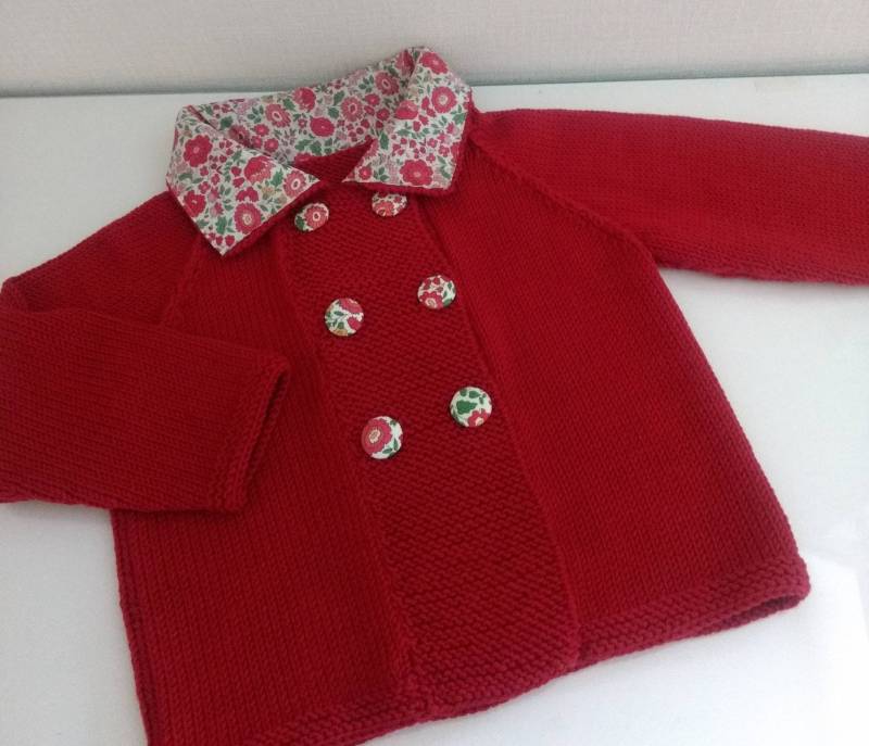 Babyjacke, Zweireihige Weste Aus Roter Merinowolle, Handgestrickt, Kragen, Knöpfe Mit Liberty D'anjo-Wilderdbeerstoff Überzogen Babyjacke, Zweireihige Weste Aus Roter Merinowolle, Handgestrickt, Kragen, Knöpfe Mit Liberty D'anjo-Wilderdbeerstoff Überzogen von Laineettissu