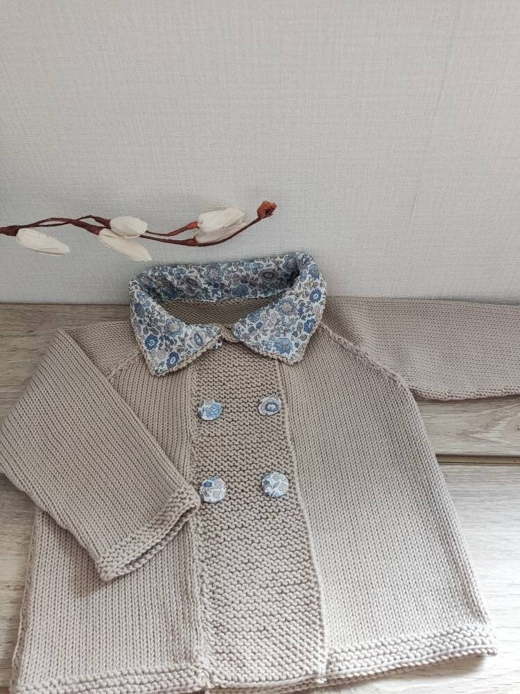 Jacke, Doppelreihiges Babyweste Aus Beigefarbener Merinowolle, Handgestrickter Kragen Und Mit Liberty D'anjo-stoff Bezogene Knöpfe Jacke, Doppelreihiges Babyweste Aus Beigefarbener Merinowolle, Handgestrickter Kragen Und Mit Liberty D'anjo-stoff Bezogene Knöpfe von Laineettissu