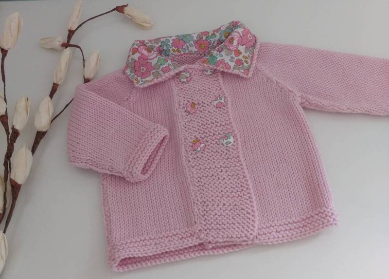 Doppelreihige Babyjacke/Weste Aus Handgestrickter Rosa Merinowolle Mit Kragen Und Knöpfen, Die Betsy Liberty-stoff Bezogen Sind von Laineettissu