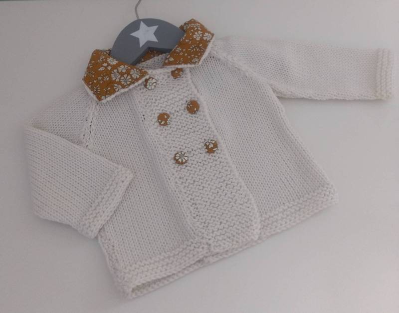 Jacke, Doppelt Geknöpfte Babyweste Aus Weißem Handstrick Merinowolle Und Knöpfe Mit Liberty-Capel-stoff Bezogen Jacke, Doppelt Geknöpfte Babyweste Aus Weißem Handstrick Merinowolle Und Knöpfe Mit Liberty-Capel-stoff Bezogen von Laineettissu