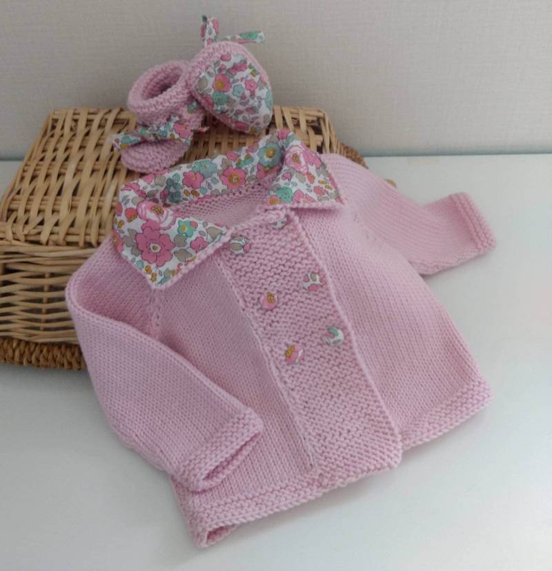 Jacke, Doppelt Geknöpfte Babyweste Und Rosa Hausschuhe Aus Merinowolle, Mit Handstrick Knöpfen, Bezogen Liberty-stoff von Laineettissu