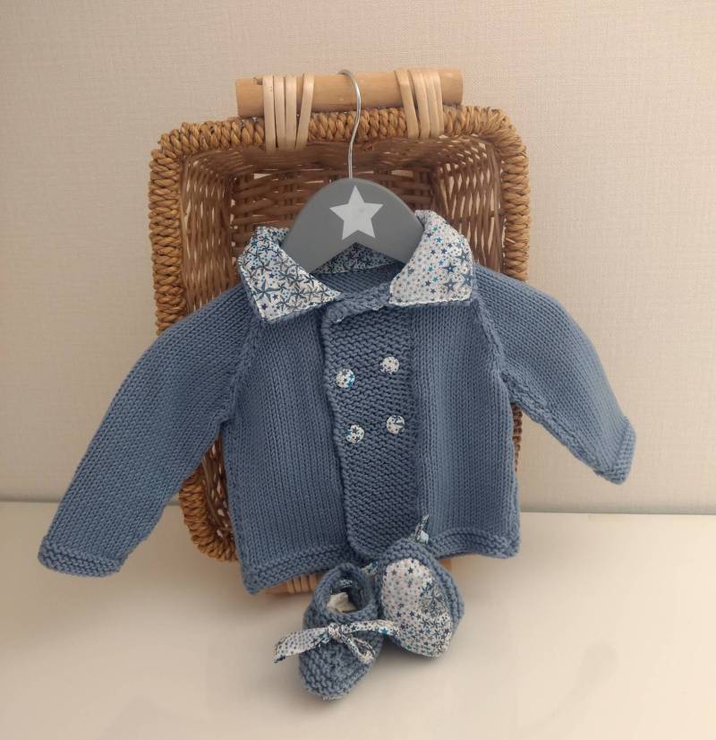 Jacke, Zweireihige Babyweste Und Passende Booties Aus Blauer Merinowolle, Handgestrickt, Kragen Knöpfe Mit Liberty-stoff Überzogen von Laineettissu