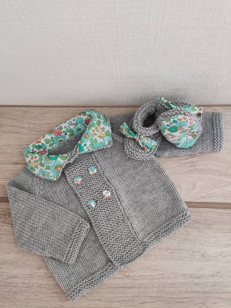 Jacke, Zweireihige Babyweste Und Passende Hausschuhe Aus Handgestricktem Grauem Merinowollkragen Knöpfen Mit Freiheitsstoff von Laineettissu