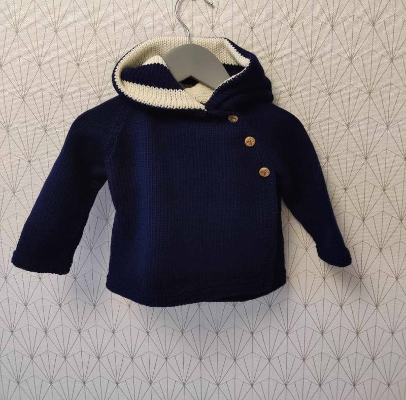 Mantel, Kapuzenjacke Für Baby-Merinowolle, Marineblau Und Cremefarbene Handgestrickte Teddybären Mit Holzknöpfen von Laineettissu