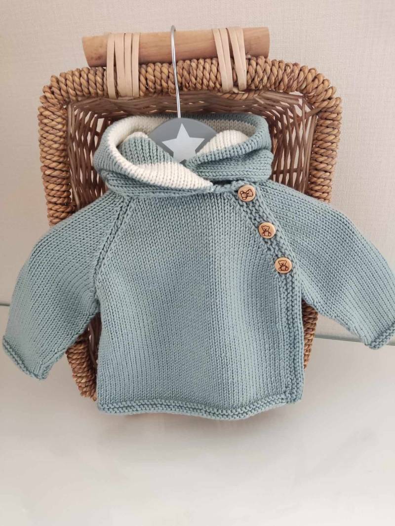 Baby-Kapuzenjacke, Seladon Und Cremefarbene Merinowolle, Handgestrickt Mit Holzknöpfen Teddybären von Laineettissu