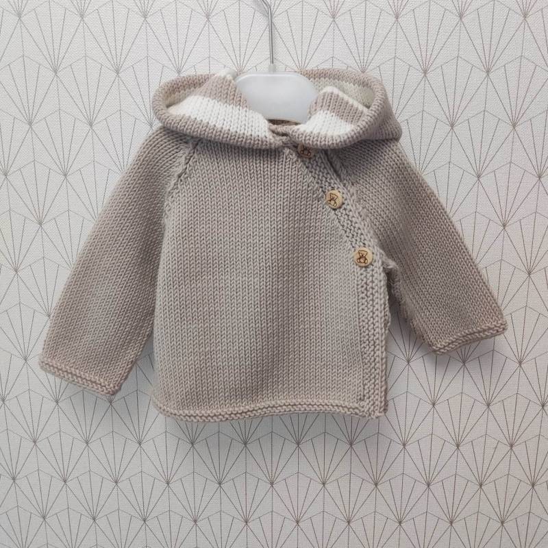 Babymantel, Kapuzenjacke Aus Beiger Und Cremefarbener Merinowolle, Handgestrickt Mit Holzknöpfen Teddybären von Laineettissu