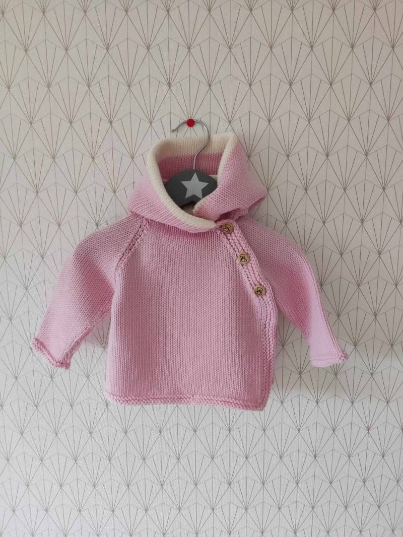 Mantel, Kapuzenjacke Für Handgestrickte Teddybären Aus Merinowolle in Babyrosa Und Cremeweiß von Laineettissu