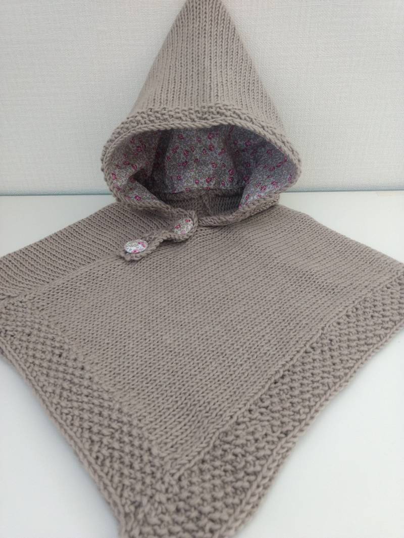 Poncho-Umhang Mit Kapuze Für Babys, Handgestrickt Aus Beigem Merinowollkapuze, Gefüttert Liberty-stoff von Laineettissu