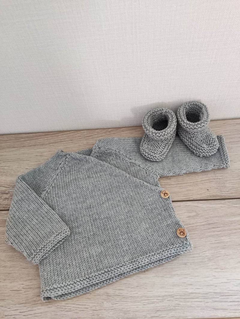 Set Aus Gestricktem Bralette Und Passenden Hausschuhen Hellgrauer Merinowolle Holzknöpfen Set Aus Gestricktem Bralette Und Passenden Hausschuhen Hellgrauer Merinowolle Holzknöpfen von Laineettissu
