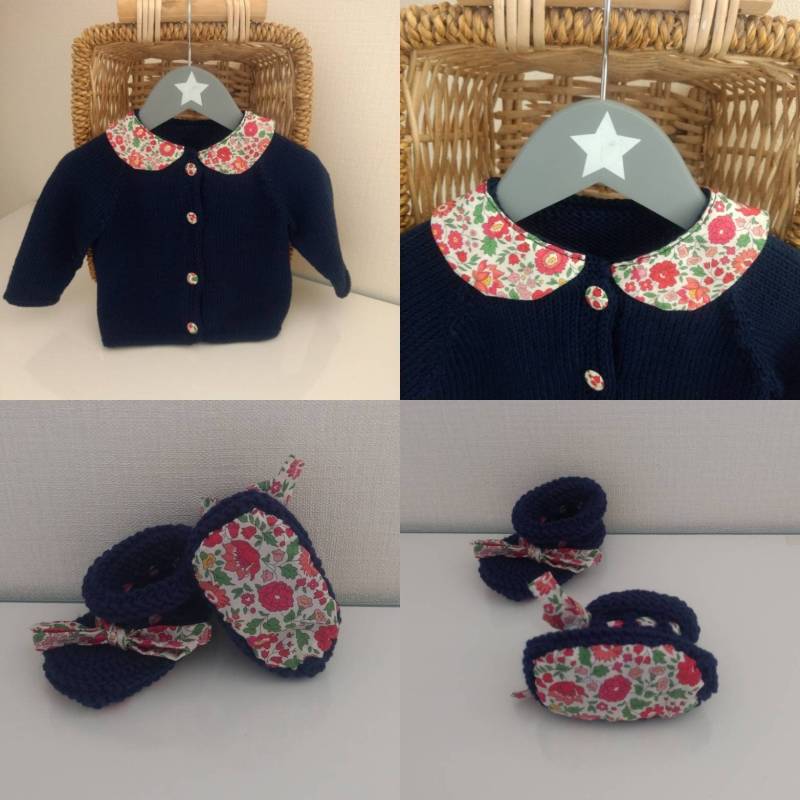 Set Marineblaue Babyweste Strickhand Und Passende Hausschuhe Aus Marineblauer Merinowolle Liberty D'anjo Set Marineblaue Babyweste Strickhand Und Passende Hausschuhe Aus Marineblauer Merinowolle Liberty D'anjo von Laineettissu