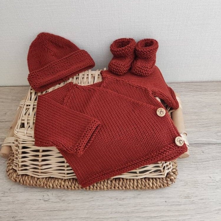 Herzförmiges Wickel-Bh-Set Mit Passender Mütze Und Hausschuhen Aus Ziegelfarbener Merinowolle Holzknöpfen Herzförmiges Wickel-Bh-Set Mit Passender Mütze Und Hausschuhen Aus Ziegelfarbener Merinowolle Holzknöpfen von Laineettissu