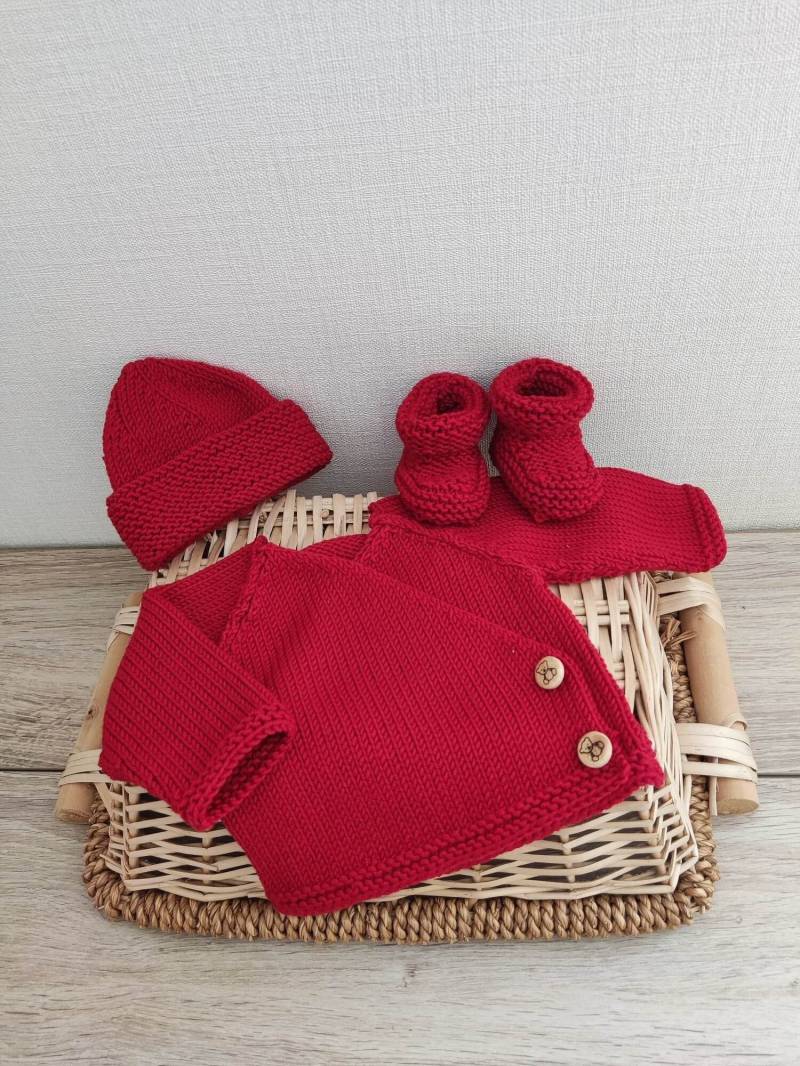 Rotes Wickel-Bh-Set Aus Merinowolle Mit Passender Mütze Und Hausschuhen Holzknöpfen Rotes Wickel-Bh-Set Aus Merinowolle Mit Passender Mütze Und Hausschuhen Holzknöpfen von Laineettissu