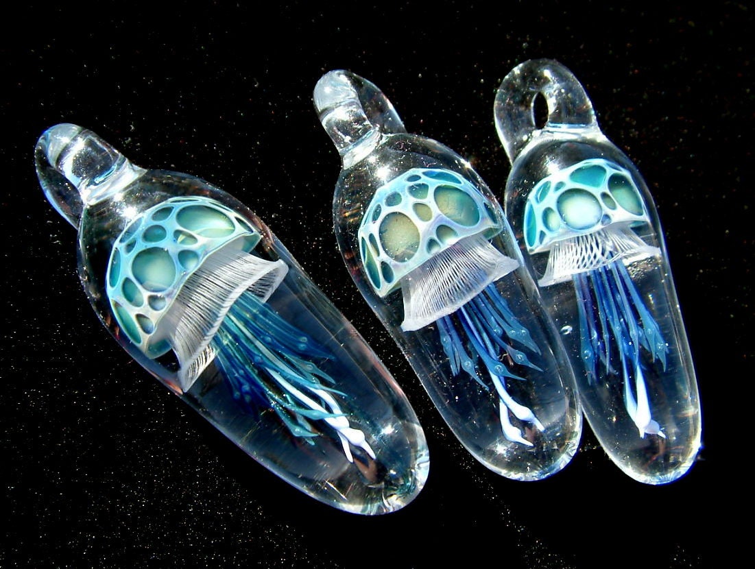 Qualle Anhänger- Made To Order - Blauer Luster Weelany Lampworkglas von LainyLampwork