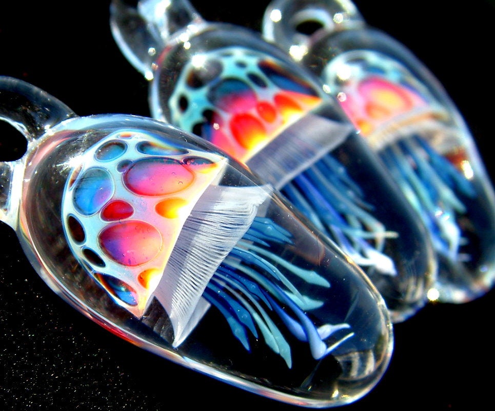 Qualle Anhänger- Made To Order - Regenbogen Blau Weelainy Lampwork Glass von LainyLampwork