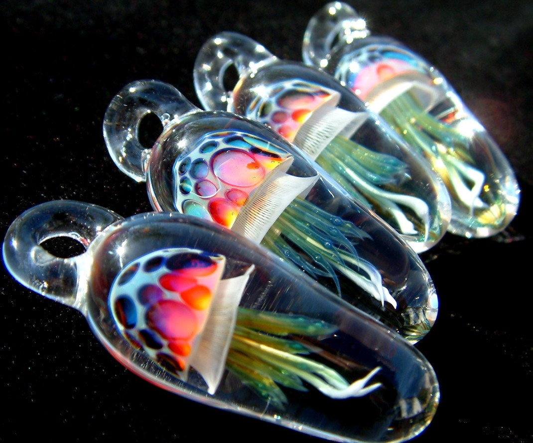 Qualle Anhänger - Made To Order Regenbogen Grün Weelainy Lampwork Glass von LainyLampwork