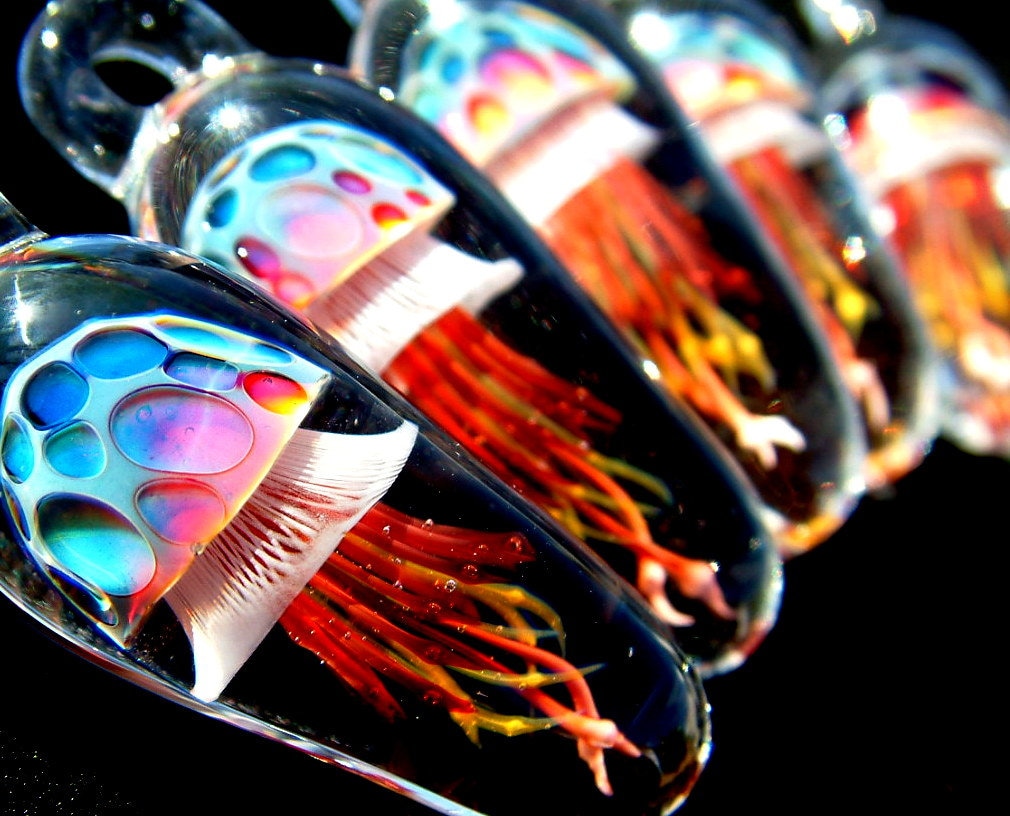 Qualle Anhänger- Made To Order - Regenbogen Rot Weelainy Lampwork Glass von LainyLampwork