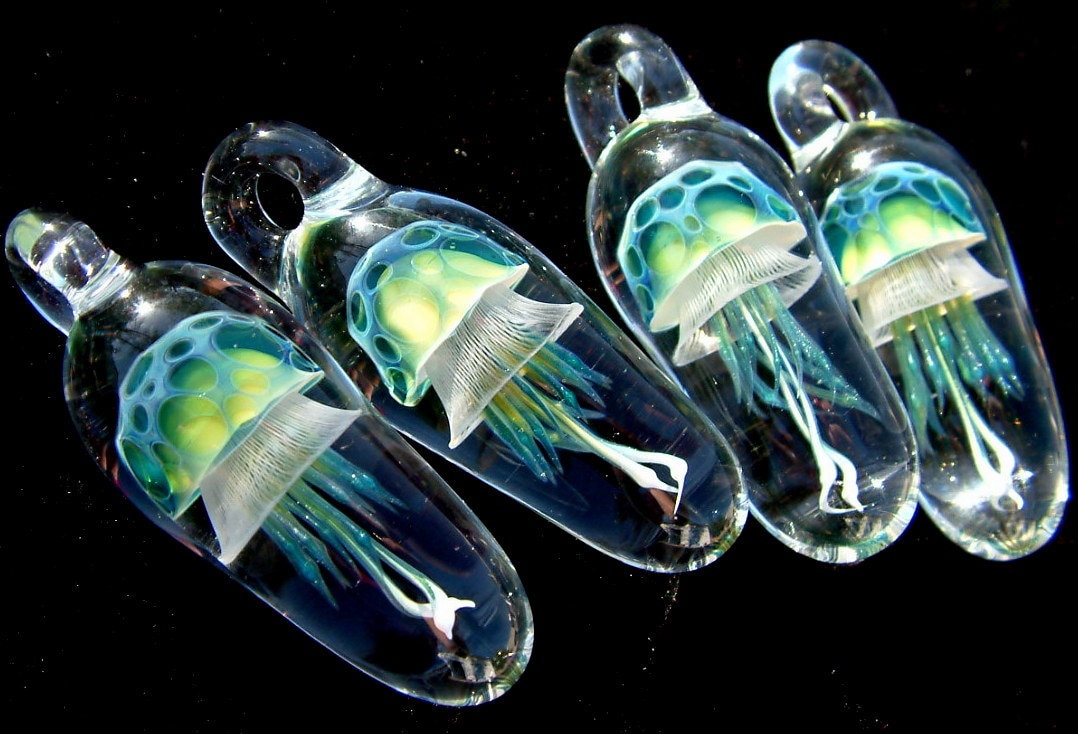 Quallen Anhänger- Made To Order - Grün Blau Teal Schimmer Weelainy Lampworked Glass von LainyLampwork