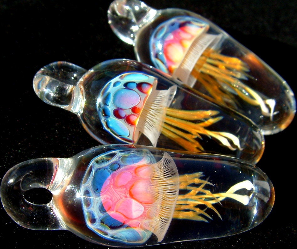 Quallen Anhänger- Made To Order - Rainbow Golden Weelany Lampwork Glass von LainyLampwork