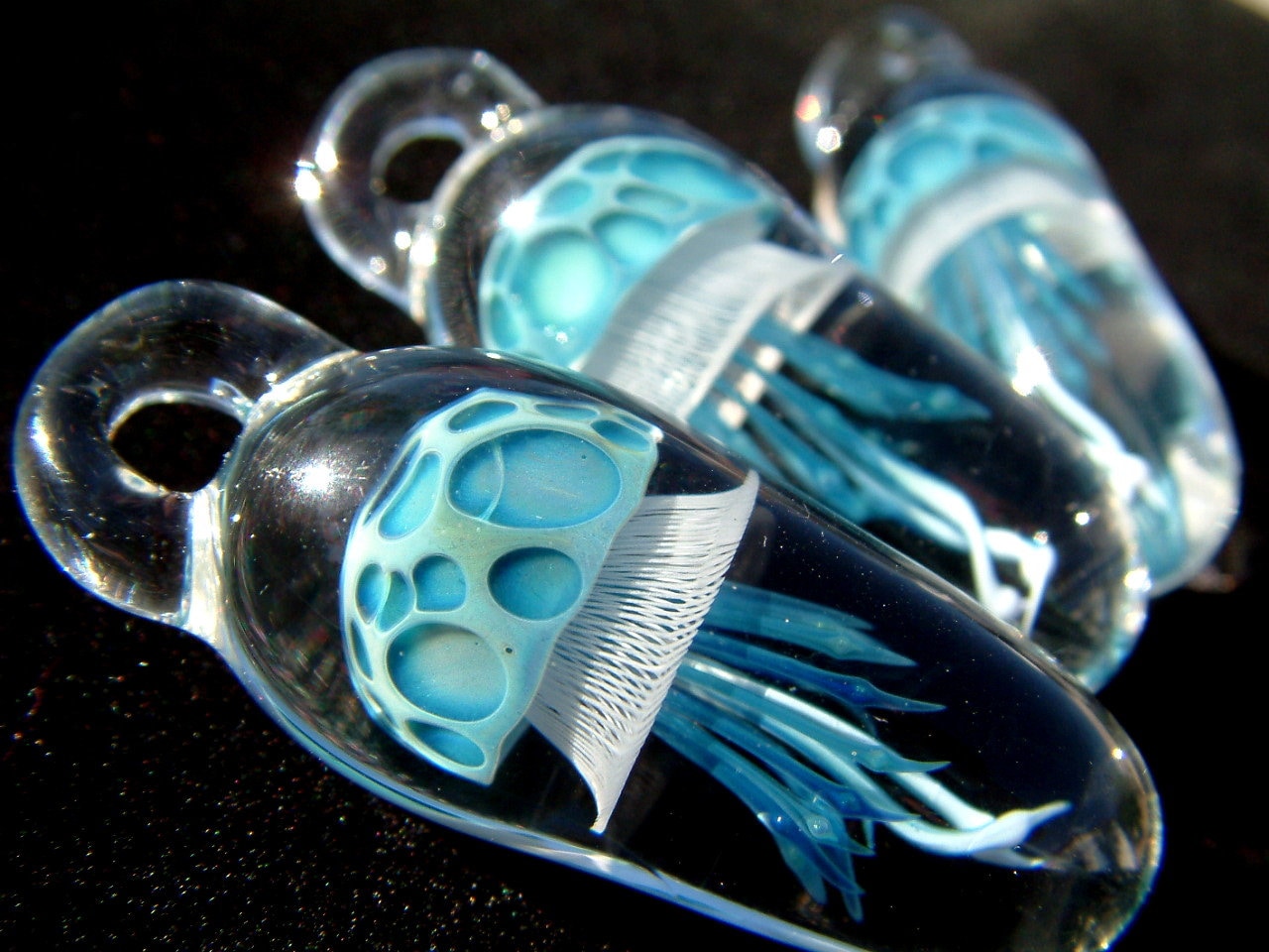 Quallen Anhänger - Made To Order Türkis Pfau Weelainy Lampworked Glass von LainyLampwork