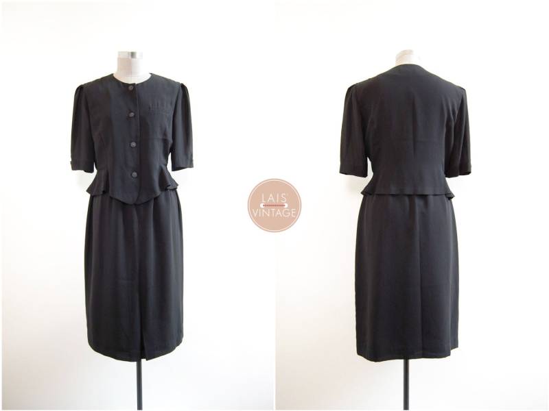 Dame Im Schwarzen Kleid | S 40Er Jahre Japan Vintage Kleines Schwarzes Anzugkleid von LaisVintage