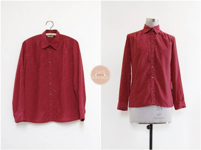 Feuer Stempel Bluse | S/M 1980Er Jahre Japan Vintage Rotes Monogramm Shirt Feuer Stempel Bluse | S/M 1980Er Jahre Japan Vintage Rotes Monogramm Shirt von LaisVintage