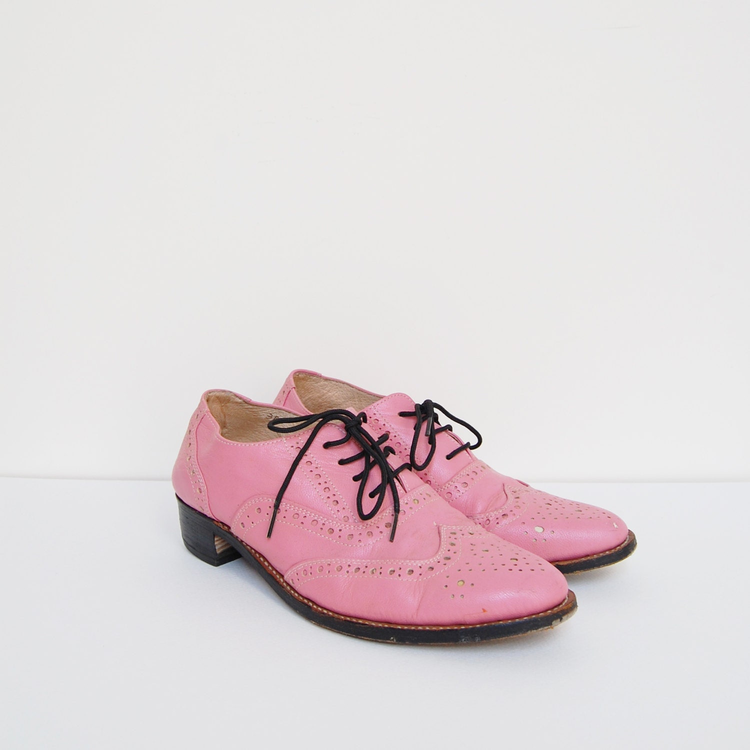 Mischievous Kitty Brogues | Vintage Handgemachte Rosa Leder Oxfords Schuhe Mischievous Kitty Brogues | Vintage Handgemachte Rosa Leder Oxfords Schuhe von LaisVintage