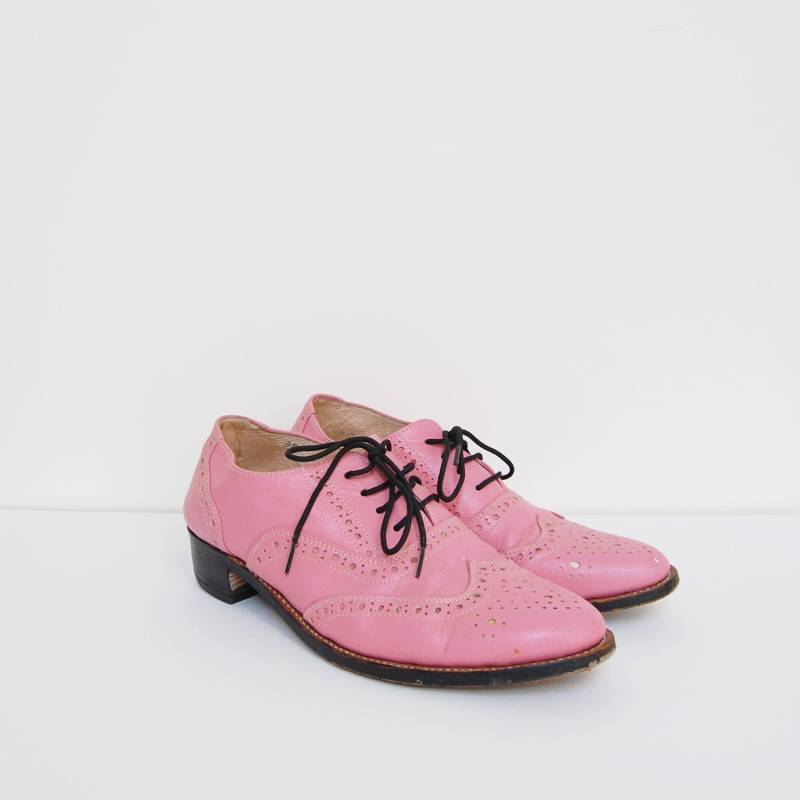 Mischievous Kitty Brogues | Vintage Handgemachte Rosa Leder Oxfords Schuhe Mischievous Kitty Brogues | Vintage Handgemachte Rosa Leder Oxfords Schuhe von LaisVintage