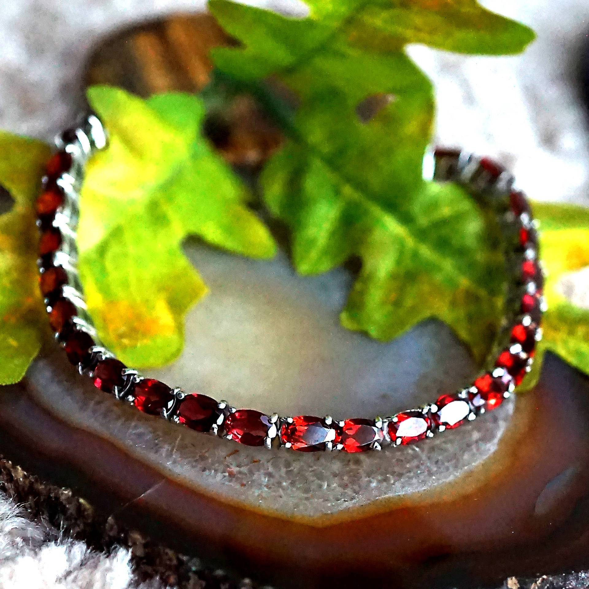 Echte Granat Edelsteine Armband Aus Sri Lanka, Rhodium Überzogene Sterling Silber Armband, Jubiläum, Januar Birthstone, Mamas Tagesgeschenk Echte Granat Edelsteine Armband Aus Sri Lanka, Rhodium Überzogene Sterling Silber Armband, Jubiläum, Januar Birthstone, Mamas Tagesgeschenk von LakModernJewelry